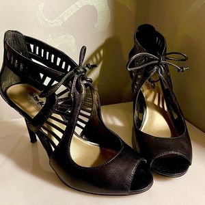 Coach and Four Black tie pumps